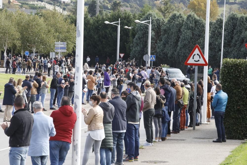 Más de mil personas despiden al hostelero gijonés Floro Gordillo con una cadena humana.