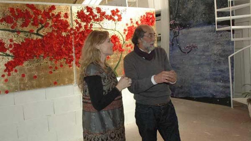 María José Iglesias con Juan Fernández de Laiglesia, ayer en su taller de Porriño.  // D.P.