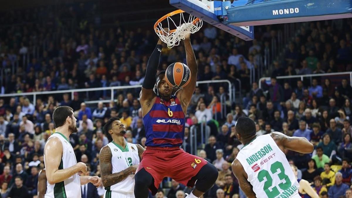 Joey Dorsey lanza a canasta ante el Darussafaka.