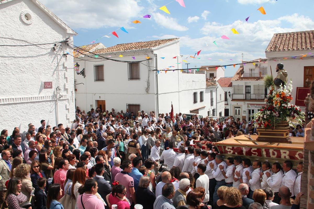 La procesión de San Isidro en Periana se alarga doce horas por las ofrendas de los vecinos.