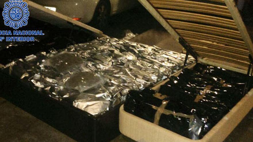 Intervienen en Alicante 105 kilos de cogollos de marihuana en el interior de tres camas