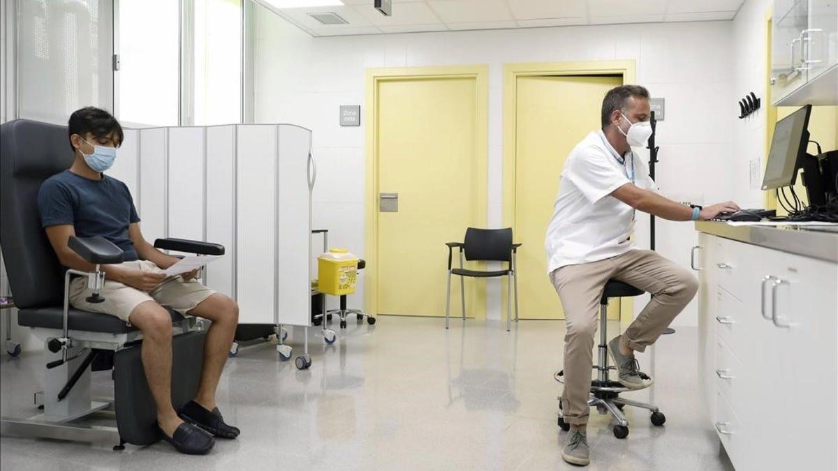 Un gestor de coronavirus en un CAP de Barcelona atiende a un paciente