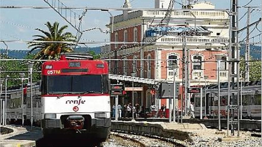 Un tren de Rodalies circula per l&#039;estació de Blanes, inclosa dins de les Rodalies.