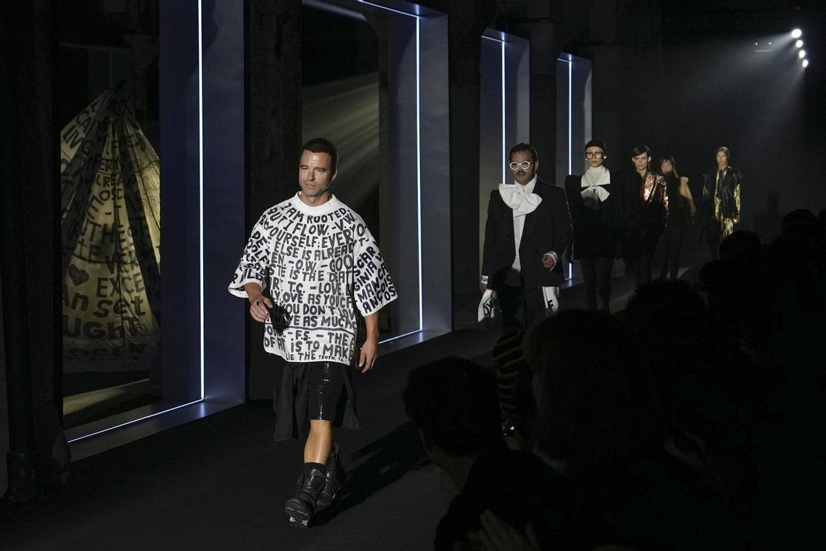 Barcelona 17/10/2025 080 Barcelona Fashion: Desfile 080 Reborn En la foto, el actor Carles Francino Fotografía de Ferran Nadeu