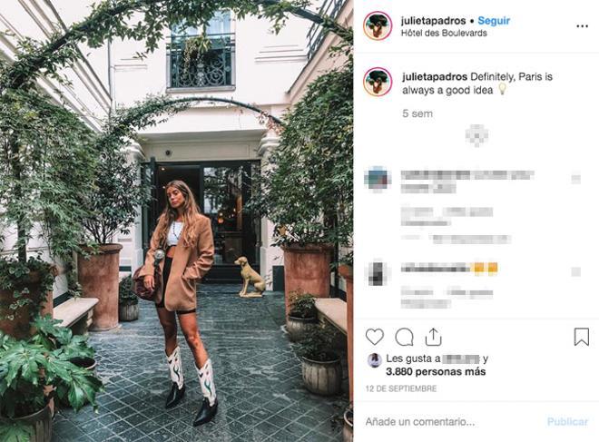 La 'instagramer' Julieta Padrós con botas 'cowboy' de flores de Mango, mallas de ciclista y blazer