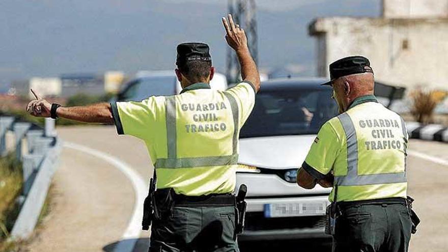 Agentes de la Guardia Civil regularon el trÃ¡fico tras el accidente.