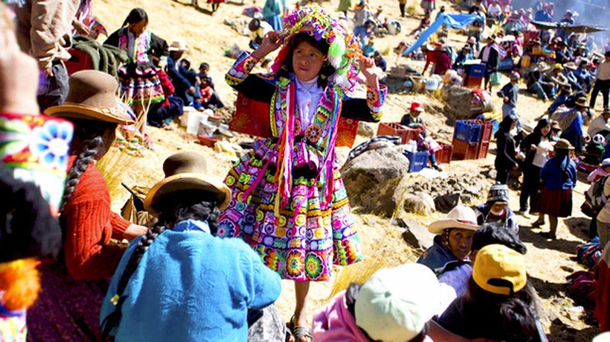Una nena dels Andes es prepara per a la seva actuació durant les celebracions de la construcció del pont suspès Qeswachaka, a Cusco, Perú, mantenint una viva una antiga tradició inca.