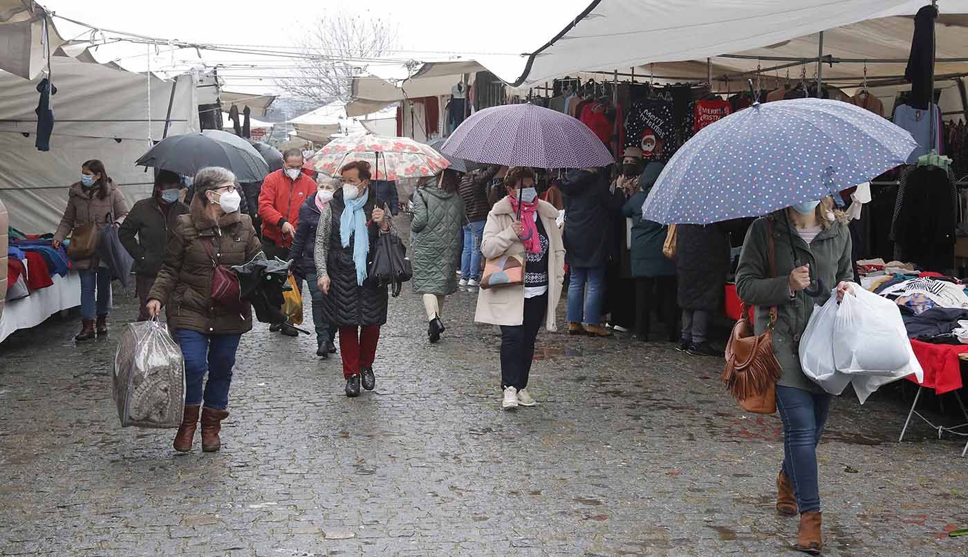 Primer día en la 'raia' tras la entrada en vigor de las nuevas restricciones de movilidad