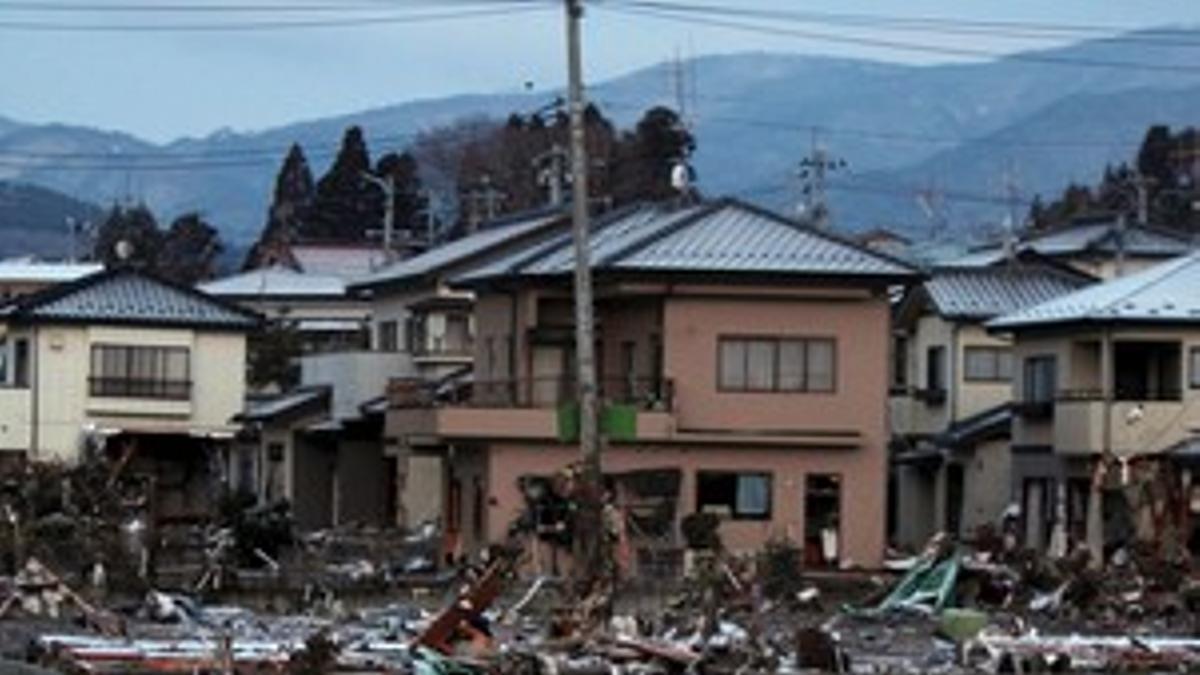 El vagón de un tren y pilas de escombros tras el tsunami causado por el terremoto del pasado 11 de marzo en la ciudad de Kisenuma, Japón.