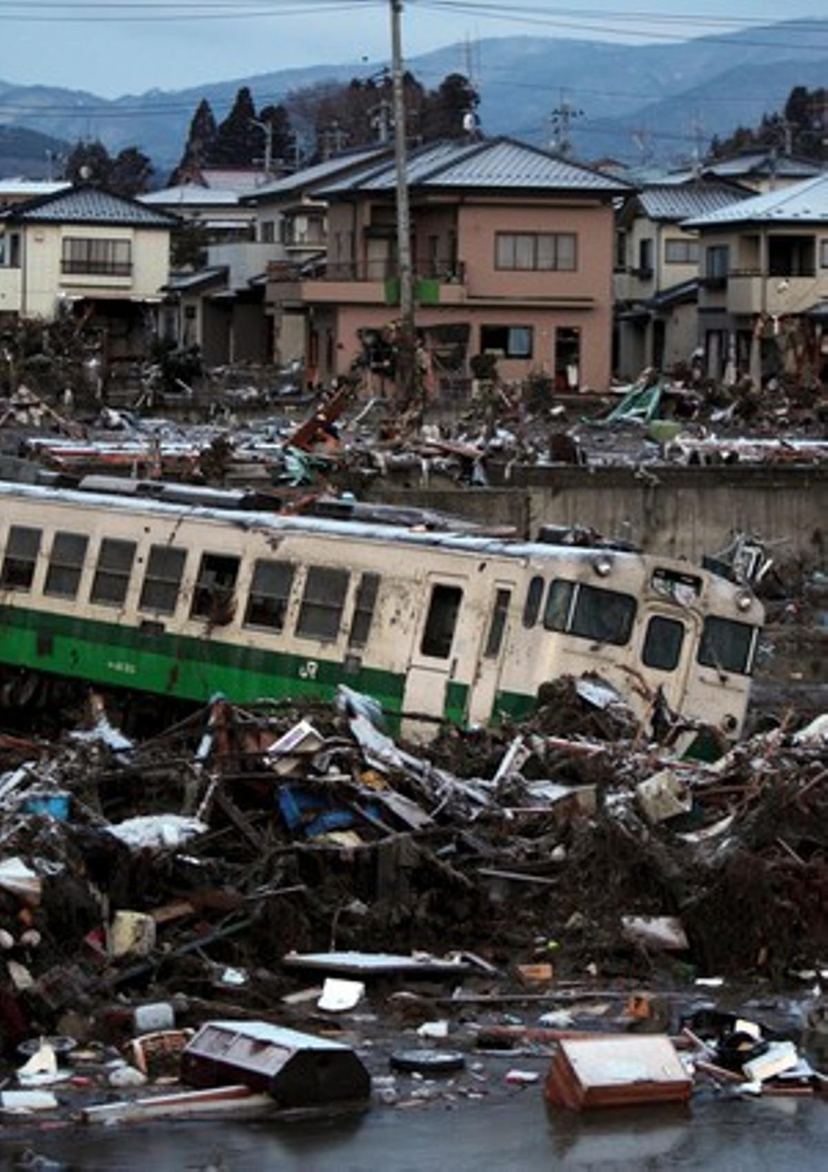 El vagó d’un tren i piles de runa després del tsunami causat pel terratrèmol de l’11 de març passat a la ciutat de Kisenuma, al Japó. El vagó d’un tren i piles de runa després del tsunami causat pel terratrèmol de l’11 de març passat a la ciutat de Kisenuma, al Japó.