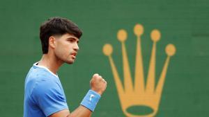 El español Carlos Alcaraz celebra la victoria sobre el argentino Sebastian Baez, durante el partido este martes del torneo de Montecarlo. EFE/EPA/SEBASTIEN NOGIER