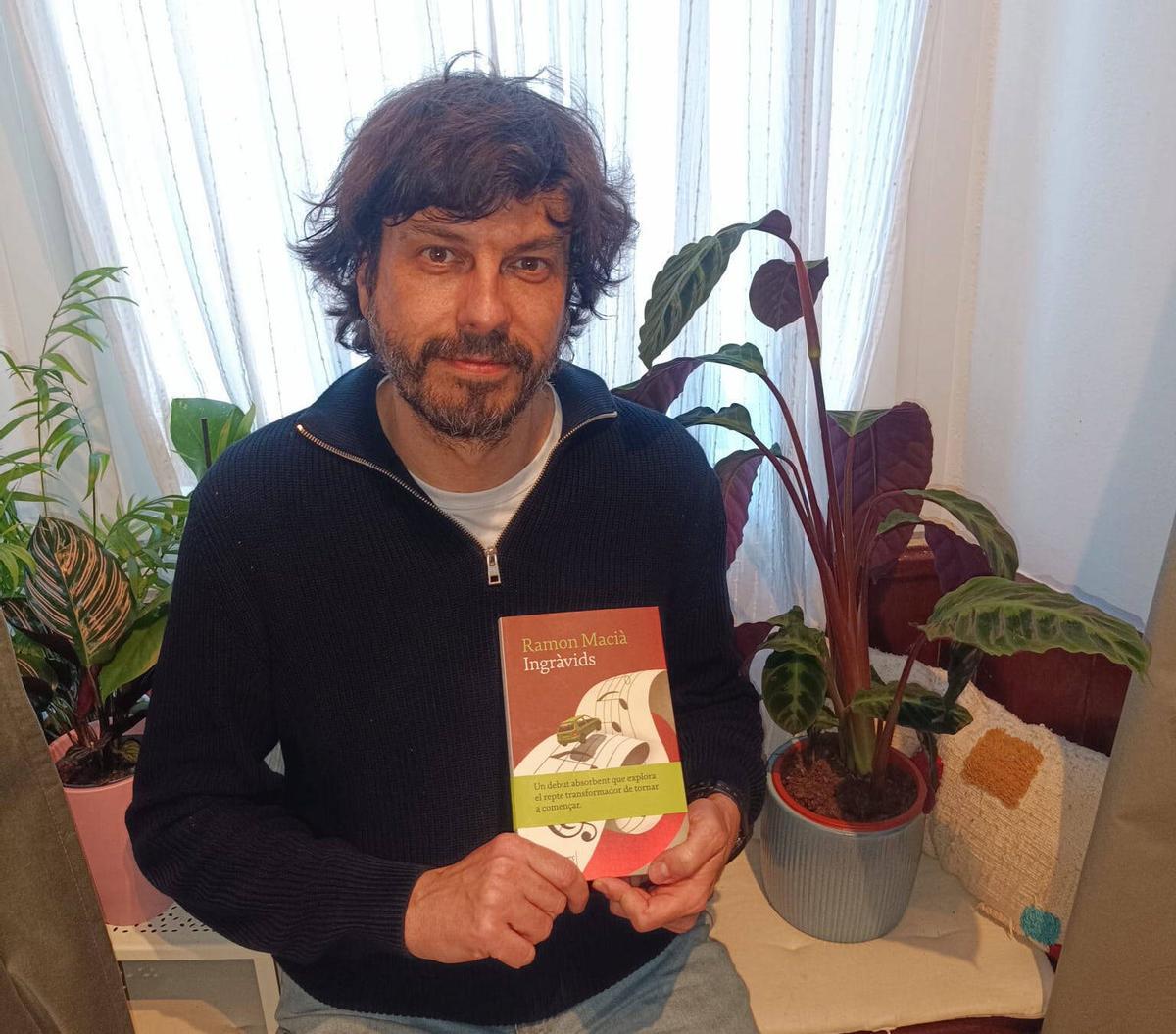L’escriptor Ramon Macià amb la seva novel·la «Ingràvids».