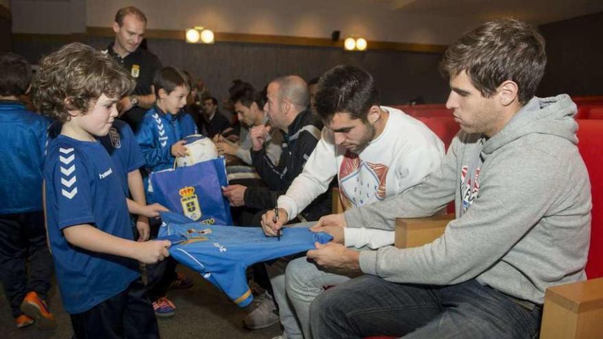 El primer equipo del Oviedo, de merienda con los jugadores de la cantera