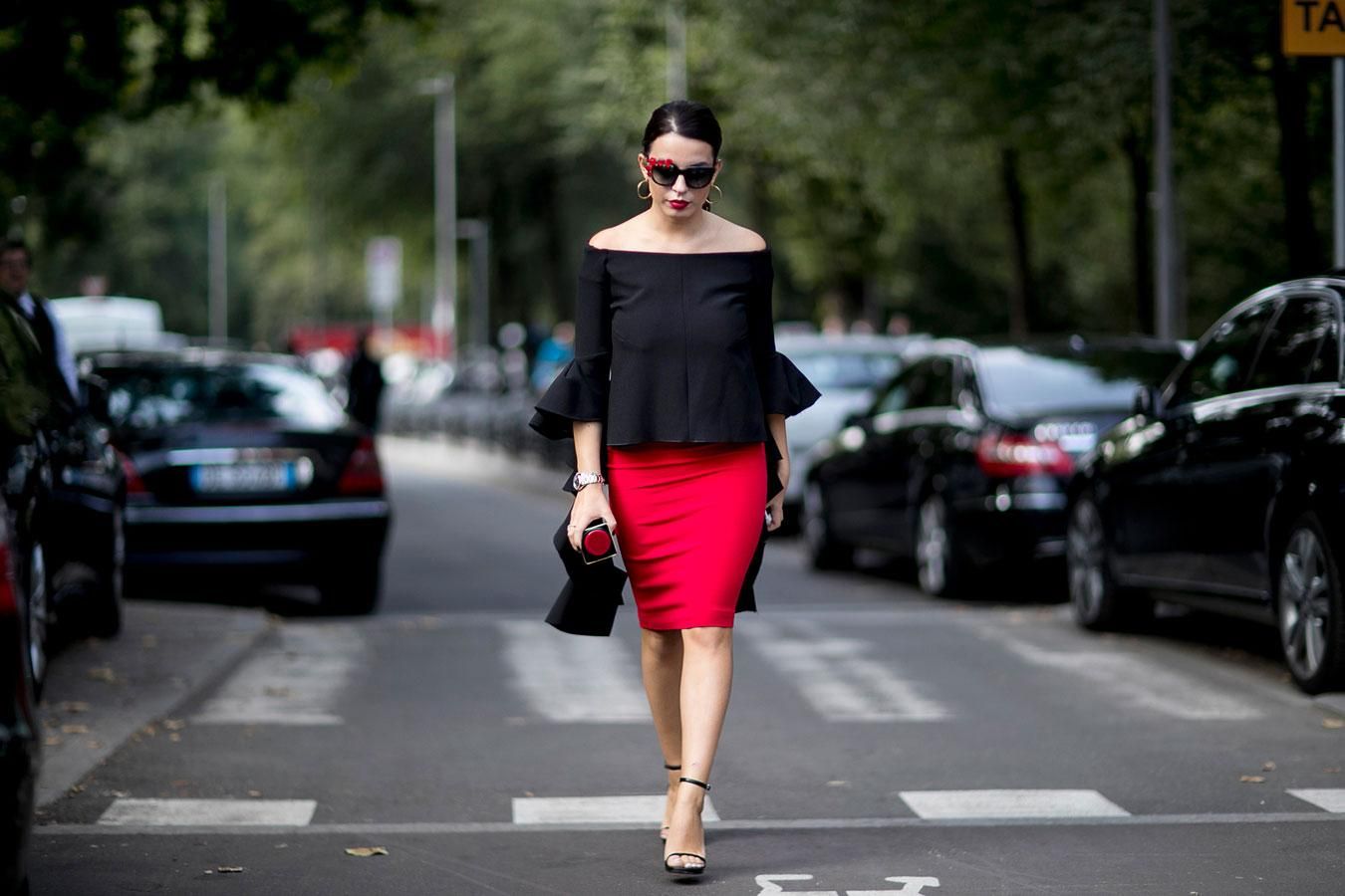 Escote 'off the shoulders' más falda recta