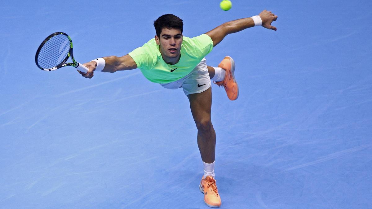 Carlos Alcaraz devuelve una bola de forma acrobática en el partido ante Zverev