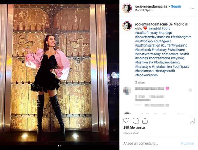 La diseñadora Rocío Miranda con top de terciopelo con mangas XL rosas y minifada con volantes de Zara