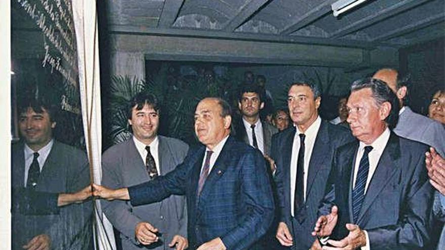 Emili Caballero, amb Jordi Pujol i Josep Lluís Vilaseca inaugurant una placa a l&#039;estadi.