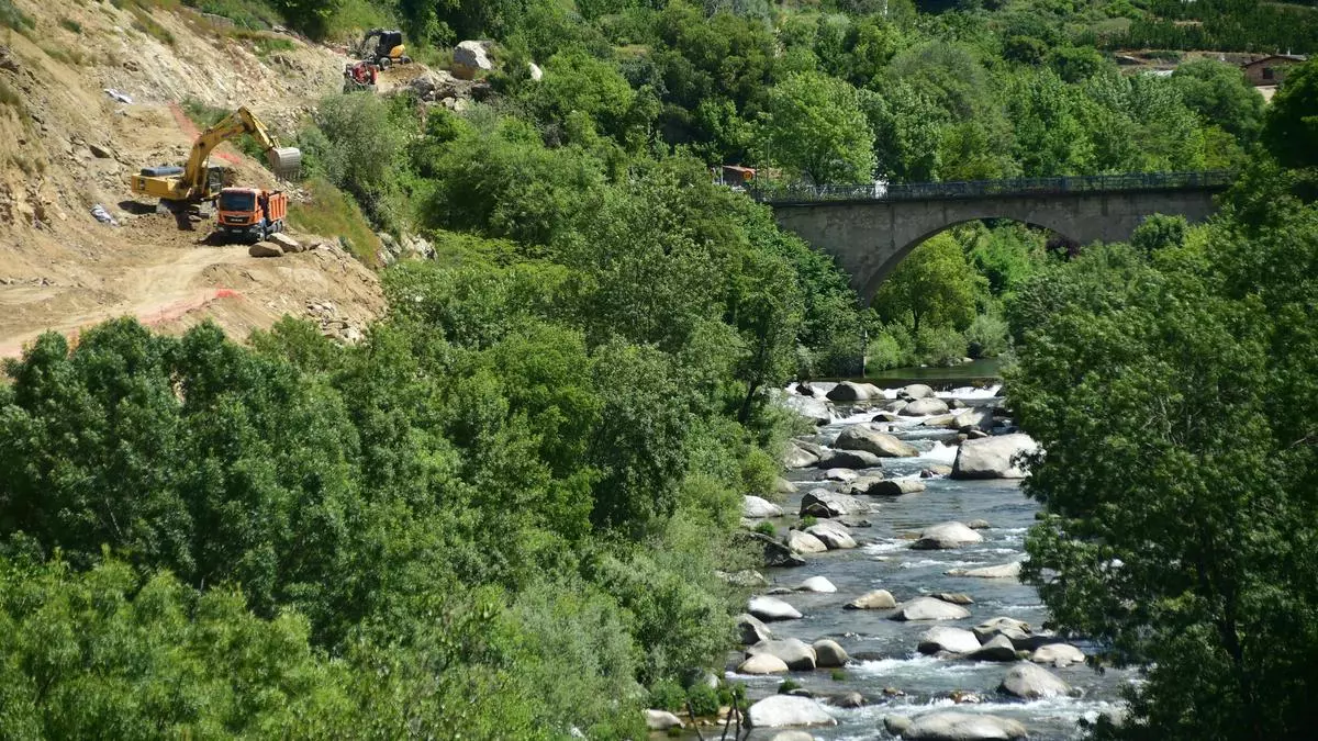 El nuevo puente de Cabezuela del Valle dibuja su trazado tras 25 años de demandas