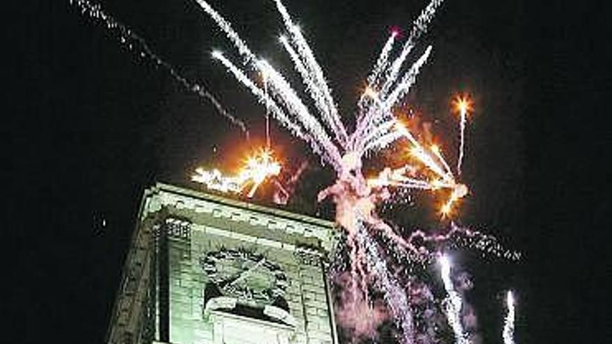 Foto de archivo de la sede de Cajastur, durante una celebración festiva.