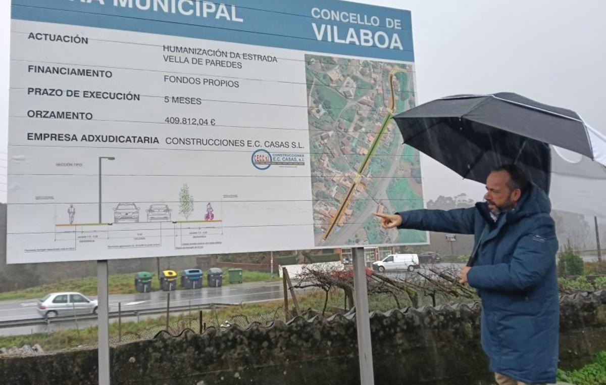 El alcalde de Vilaboa, ante el cartel de las obras. | FDV