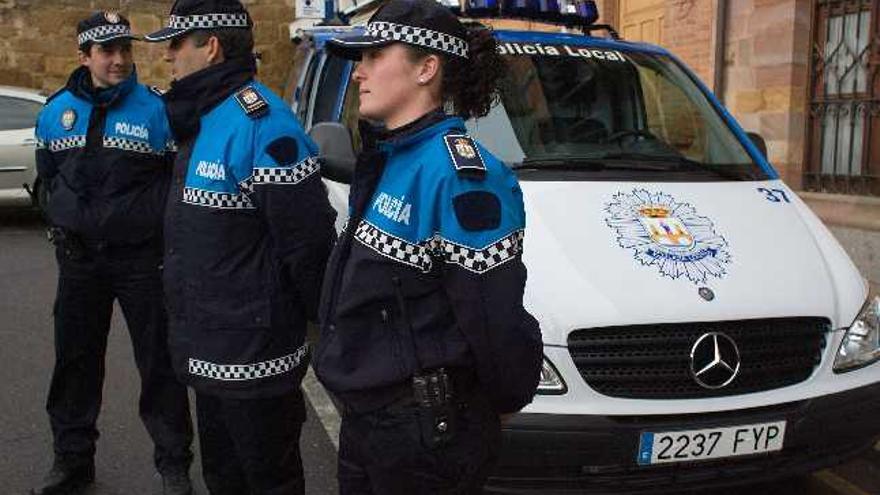 Los agentes de la Policía Local posan con su nuevo uniforme y junto al vehículo que le servirá para realizar controles de alcoholemia