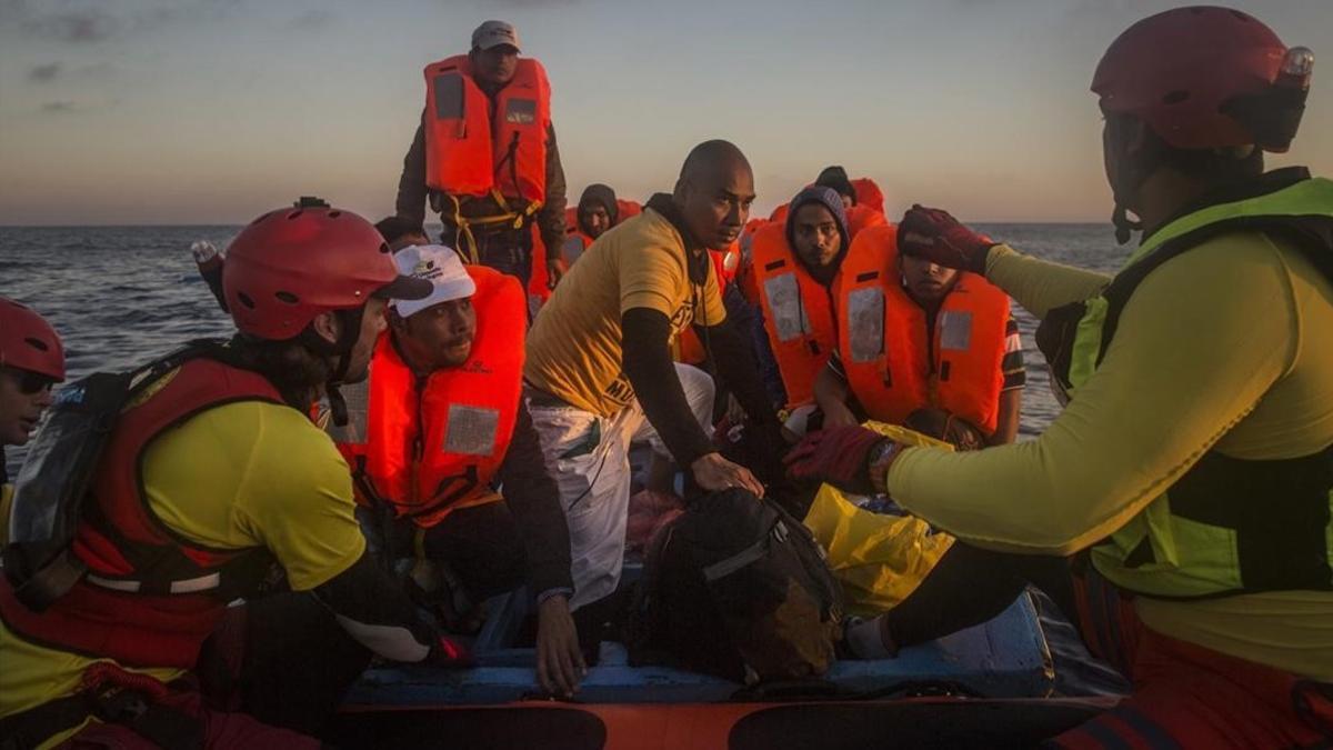Refugiados e inmigrantes rescatados por la tripulación del 'Astral', a unas 18 millas al norte de Libia, el 21 de julio.