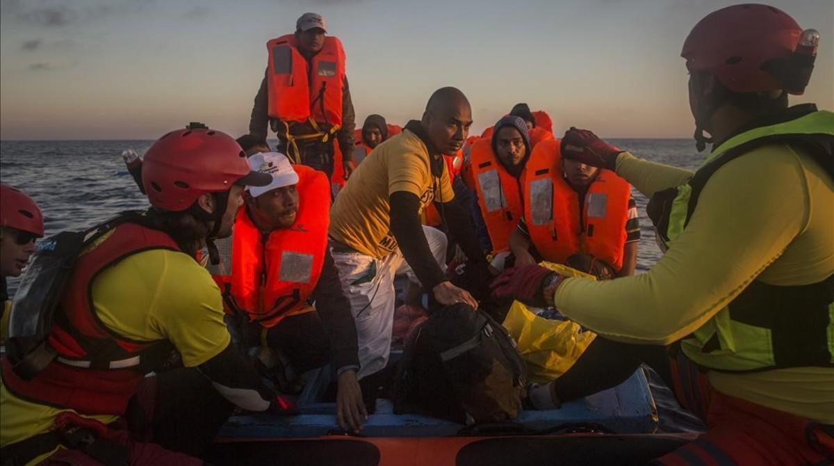 Els tripulants de l''Astral', al rescat de refugiats a la deriva al Mediterrani