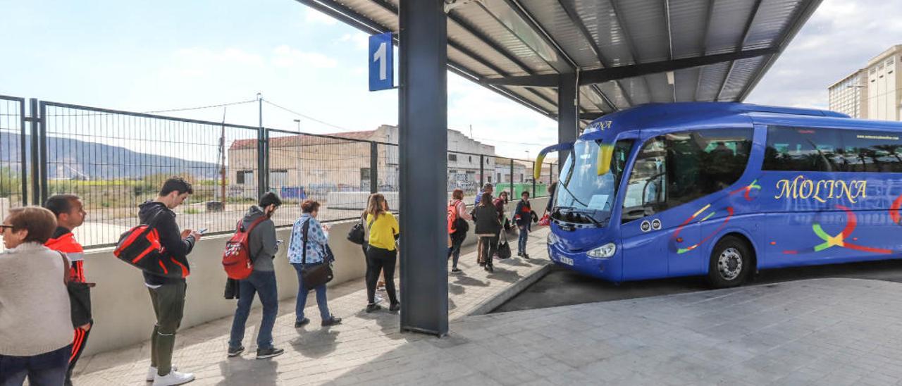 Viajeros hacen cola en la estación intermodal de Orihuela, a la espera de la salida de un autobús. TONY SEVILLA