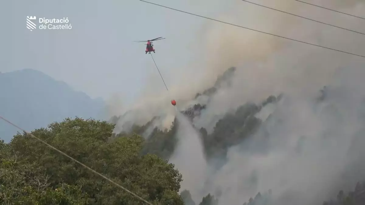La inversión térmica dificulta la extinción en las zonas más críticas del incendio de la Vall d’Uixó tras una noche de avances