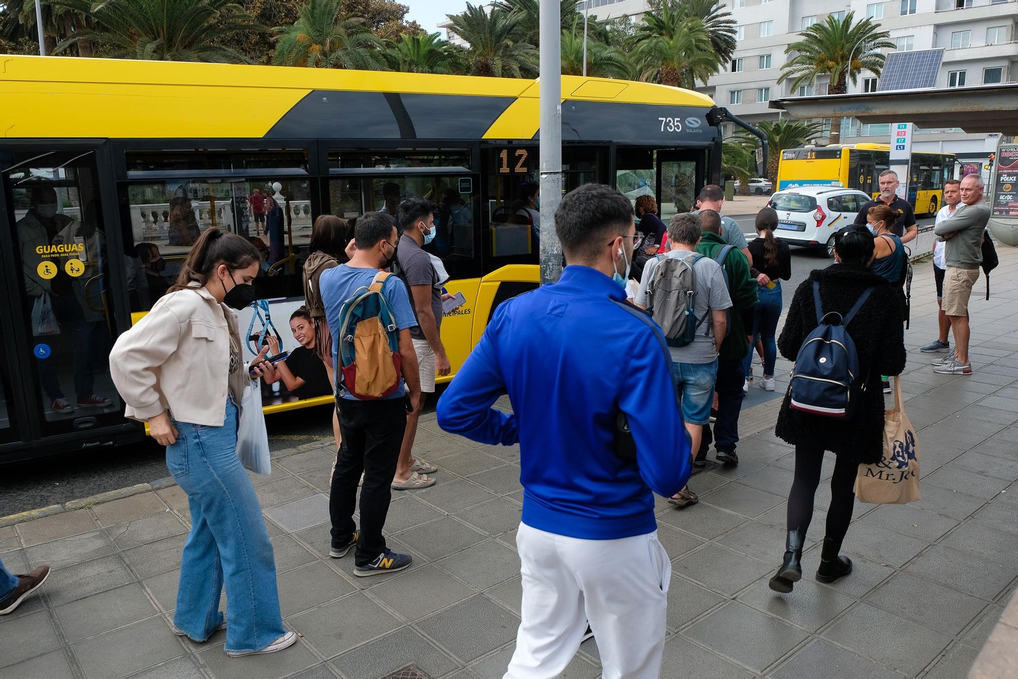 Viajeros en la estación de guaguas de San Telmo