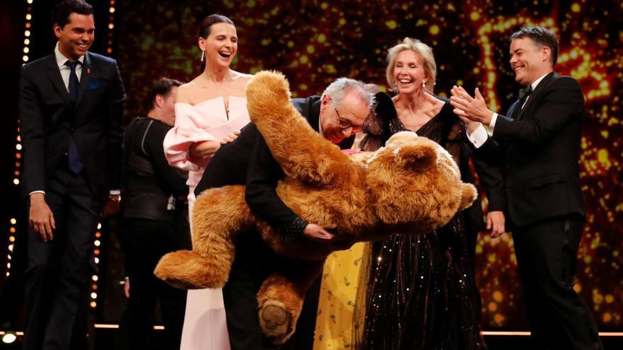 Dieter Kosslick, director de la Berlinale, bromea con un oso de juguete