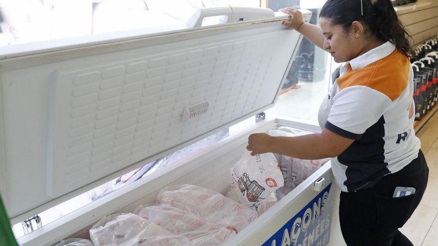 L’empleada d’una gasolinera de Quart mostra el congelador on guarden el gel, ara gairebé plena