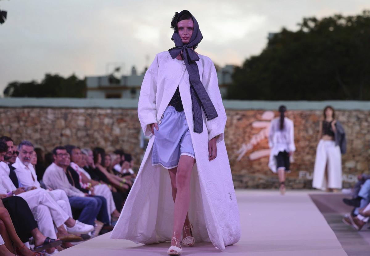Model de ‘Joia de cendra’, la col·lecció deVictoria Olivia Stachura.