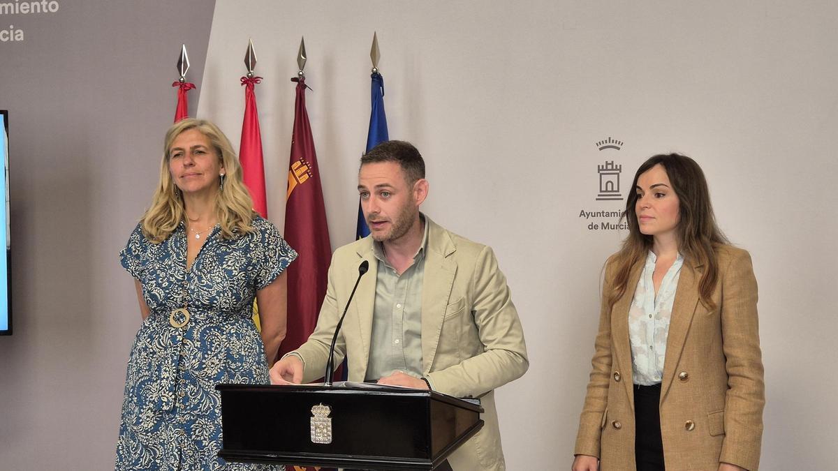 Los ediles Mercedes Bernabé (i.), Miguel Ángel Noguera (c.) y Rebeca Pérez (d.) tras la Junta de Gobierno de este viernes.