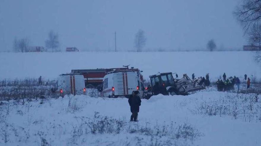 Rusia busca los restos de los 71 fallecidos al estrellarse un avión cerca de Moscú