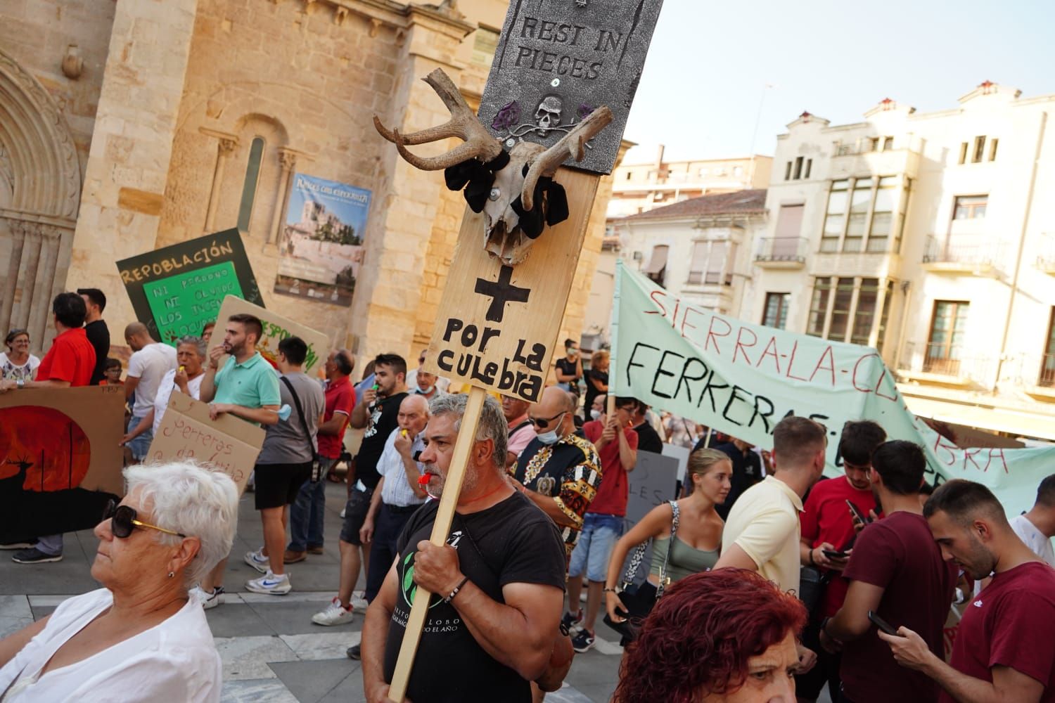 Manifestación por la gestión de los incendios.