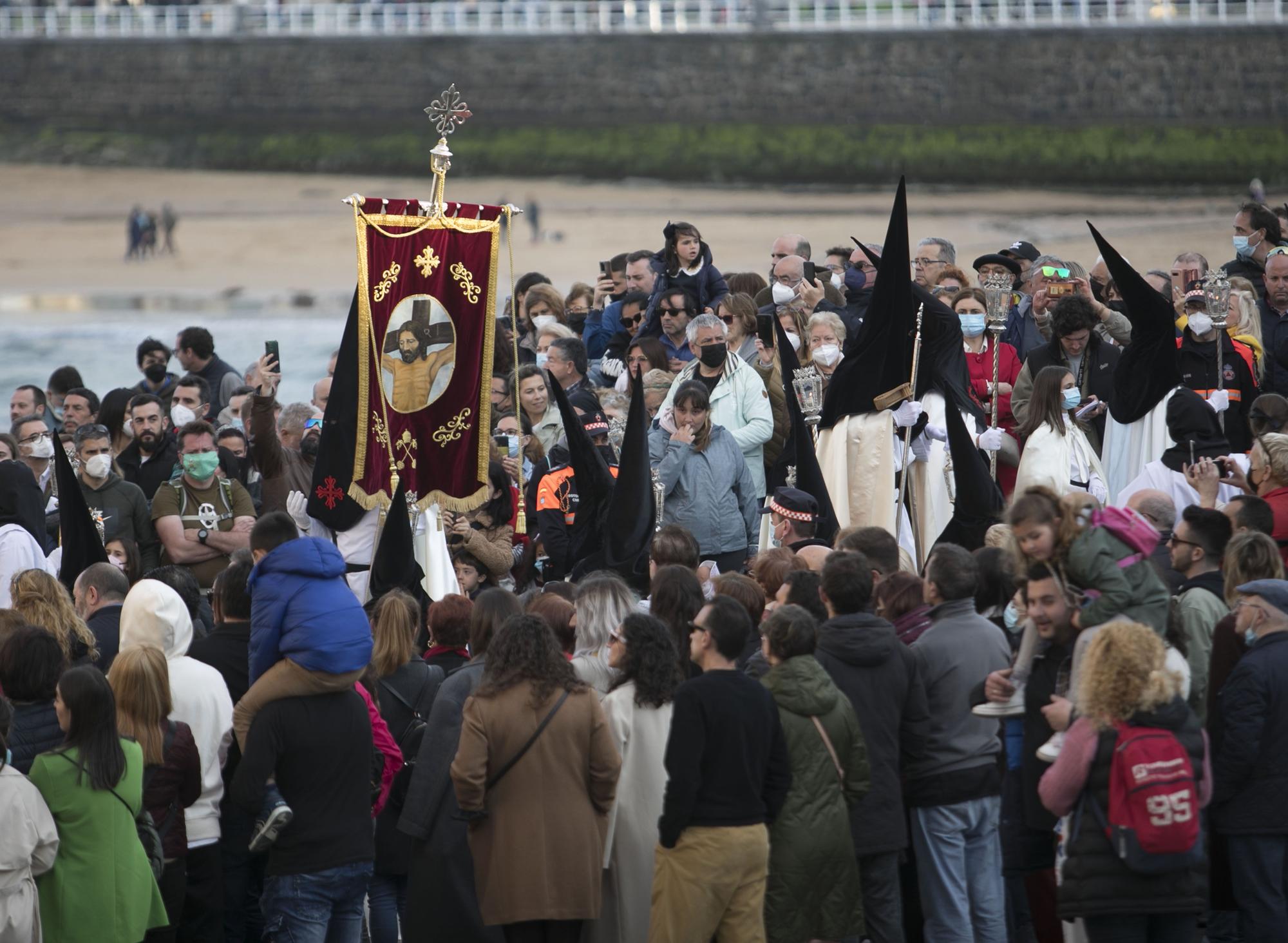 EN IMÁGENES: Gijón arropa al Cristo de los Mártires en su regreso a las calles