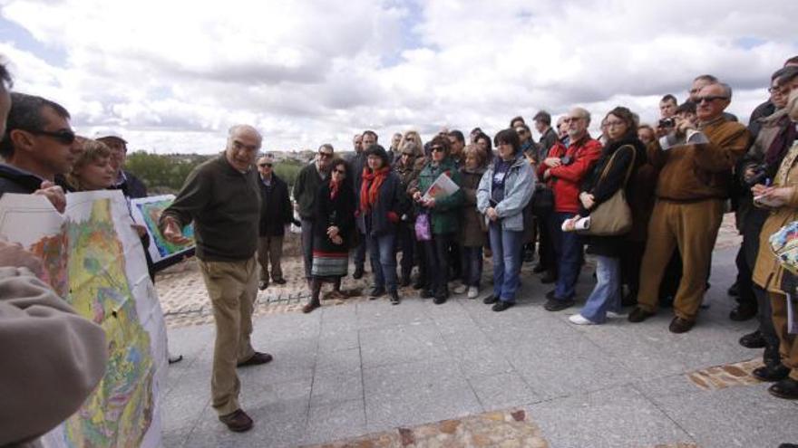 Los participantes en la visita urbana atienden las explicaciones del profesor Miguel López Plaza.