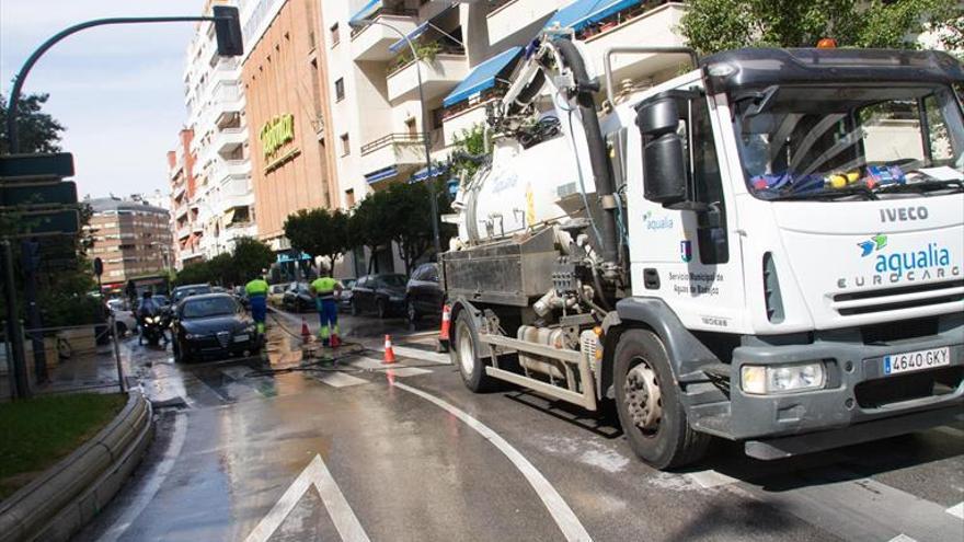 Un nuevo reventón de la red de agua inunda la avenida Segura Otaño