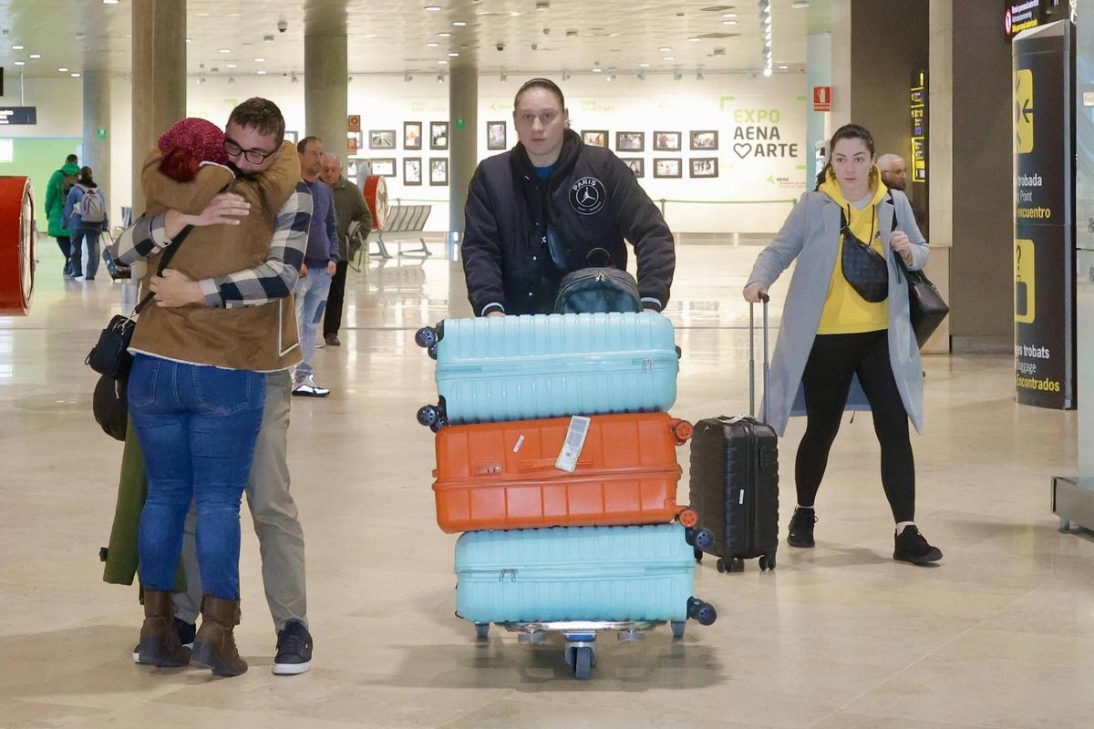 Alina Iagupova, cargada de maletas tras llegar a Valencia en vuelo procedente de Bucarest