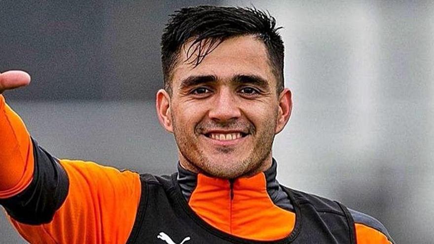 Maxi Gómez se ejercita a buen ritmo sobre el césped en solitario.