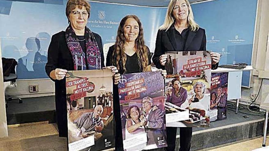 Antònia Galmés, Maria Ramos y Patricia Gómez, con los pósteres.