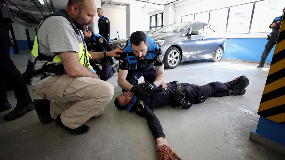 Cuando el reloj corre en contra: ceinte policías locales practican el rescate de heridos y la atención sanitaria de urgencia
