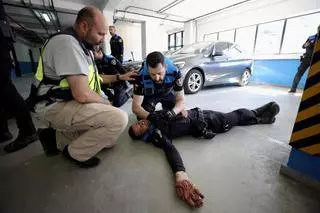 Cuando el reloj corre en contra: ceinte policías locales practican el rescate de heridos y la atención sanitaria de urgencia
