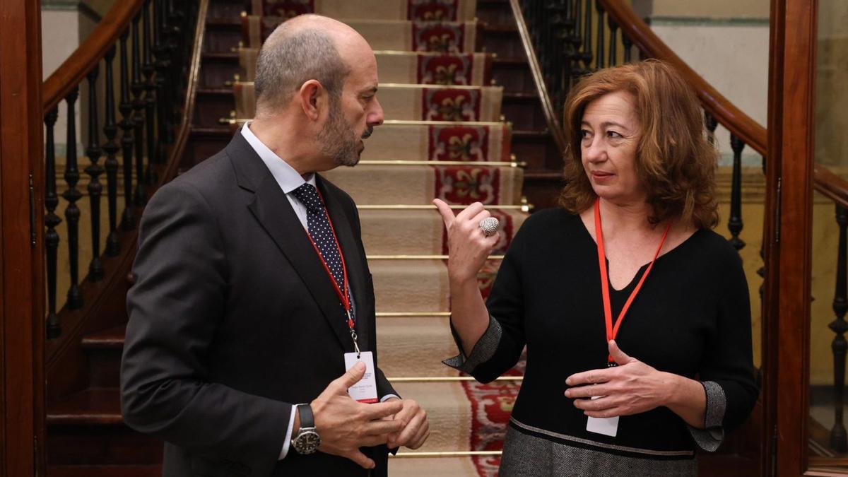 El presidente del Senado Pedro Rollán, y la presidenta del Congreso, Francina Armengol, conversan en la Cármara Baja.