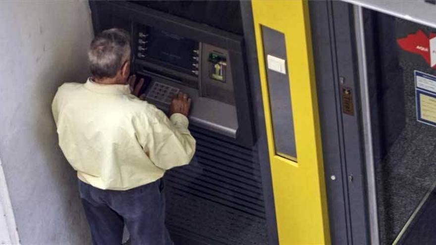 La tasa que obliga a los bancos a pagar por los cajeros automáticos entra en vigor en Cáceres