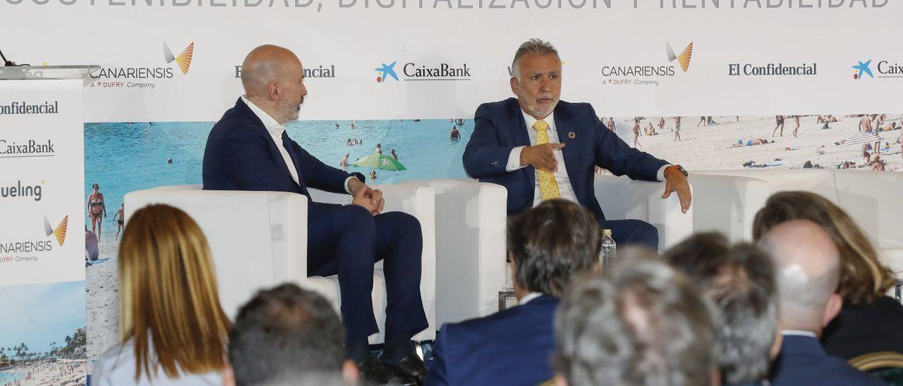 El presidente de canarias, Ángel Víctor Torres y el director de El Confidencial, Nacho Cardero, en el foro &#039;Destinos turísticos a debate: sostenibilidad, digitalización y rentabilidad&#039;.