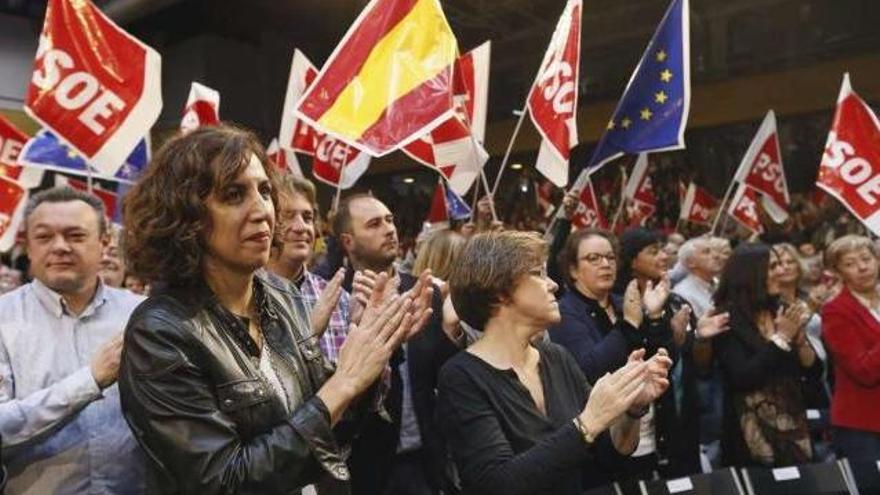 Lozano aplaude en el acto de presentación de candidatos del PSOE. // Efe