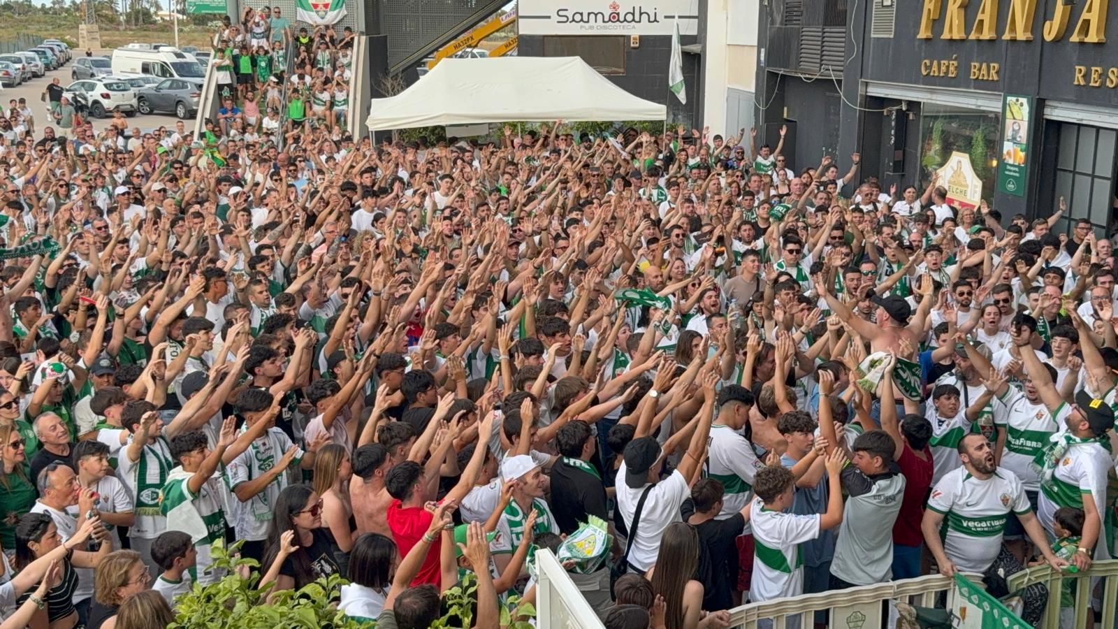 El Martínez Valero se llena de aficionados para animar al Elche CF desde la casa franjiverde