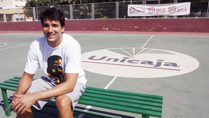 Alfonso Sánchez, jugador del Clínicas Rincón, posa en una de las canchas exteriores de Los Guindos.